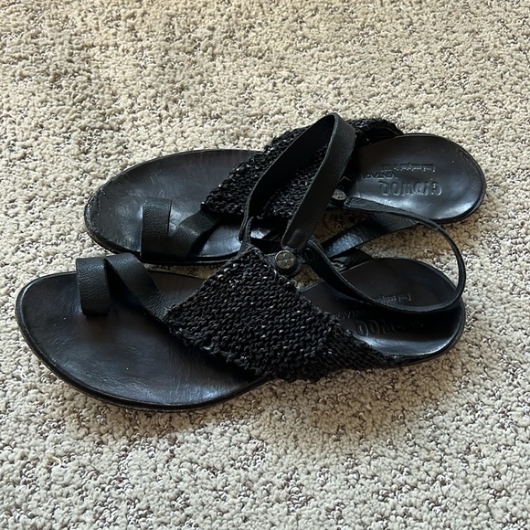 Cydwoq black sandals - Picture 3 of 5